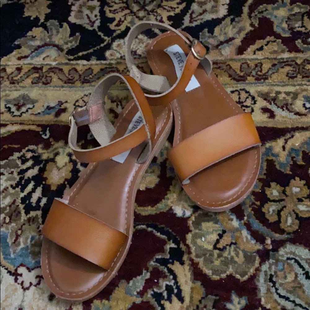 Strap sandals